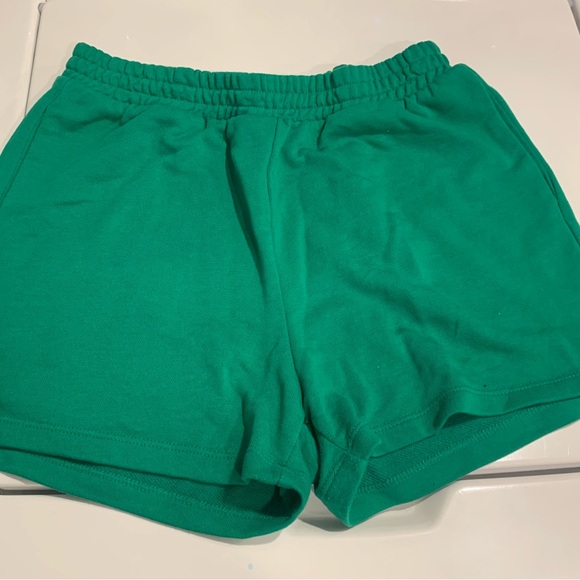 EUC H & M brand Divided  Kelly green shorts 2 pockets at side Sz S - Picture 8 of 8